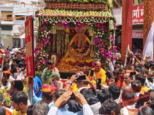 लक्ष्मीनाथ जी के 495वें महोत्सव में निकली भव्य शोभायात्रा : फतेहपुर में 5 घंटे चली यात्रा, कई राज्यों की सांस्कृतिक झांकियां दिखी