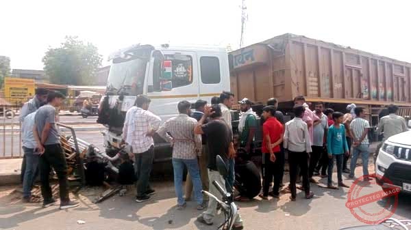 फतेहपुर में डिवाइडर से टकराया कंटेनर:ऑटो को बचाने के चक्कर में हुआ हादसा, आगे के दोनों टायर फटे