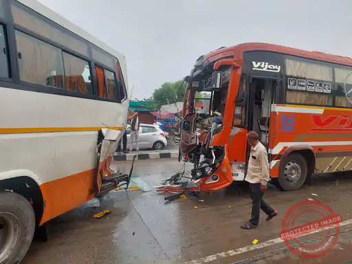 स्लीपर बस ने लोक परिवहन बस को मारी टक्कर :घिसटते हुए डिवाइडर पर चढ़ी, बलवंतपुरा फाटक पर हुआ हादसा