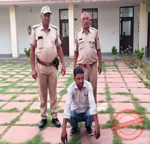 बच्चों को कार के बोनट पर बैठाकर घुमाया : पिता बोला- मौसम सुहावना था, बच्चों ने जिद्द की थी; पुलिस ने किया गिरफ्तार