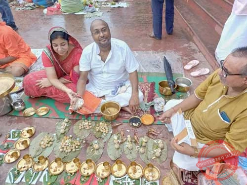 गया जी में नवें दिन सीता कुंड पर सम्पन्न हुआ श्राद्धकर्म:पंडित विनोद मुद्गल के सानिध्य में कपिल कुमार अग्रवाल दंपति ने किया पिंडदान व धार्मिक दान