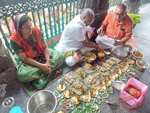 गया जी में पंडित विनोद मुद्गल करा रहे हैं श्राद्ध एवं पिंडदान: आठवें दिन विष्णुपद मंदिर में किया पिण्डदान