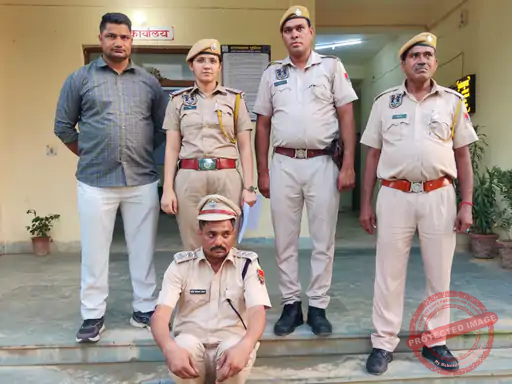 जयपुर पुलिस ने पकड़ा फर्जी डिप्टी:पुलिस की वर्दी, गाड़ी में बत्ती लगाकर रौब झाड़ता, लोगों से करता ठगी