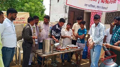 निर्जला एकादशी पर लोक सेवा ज्ञान मंदिर ट्रस्ट ने राहगीरों को पिलाई शीतल गुलाब फ्लेवर की छाछ