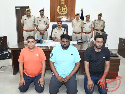 क्रिकेट सट्टेबाजी नेटवर्क का भंडाफोड़, 3 गिरफ्तार : राउटर को बिना सिम नेटवर्क से जोड़ सट्टा खेल रहे थे, 10.40 लाख और करोड़ों का हिसाब बरामद