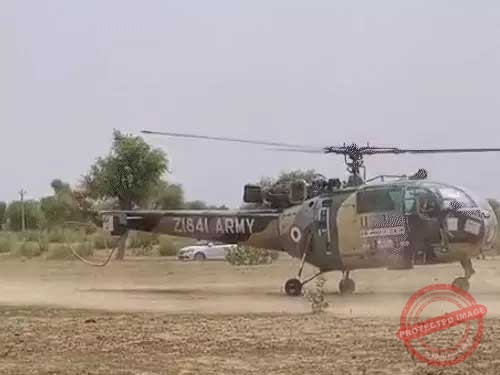 झुंझुनूं में खेल मैदान में उतरा सेना का हेलीकॉप्टर : खराब मौसम की वजह से इमरजेंसी लेंडिंग करवाई; जयपुर से हिसार जा रहा था