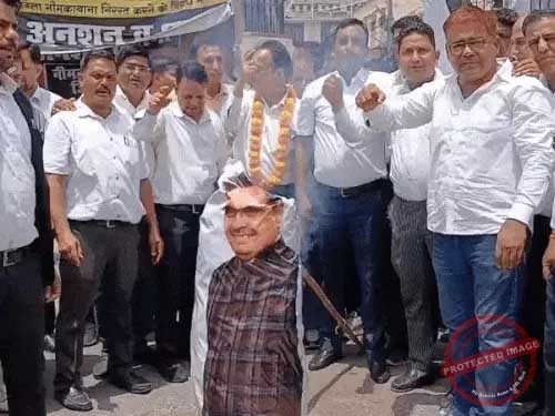 सीकर में वकीलों ने फूंका मुख्यमंत्री का पुतला : संभाग और जिला निरस्त करने के विरोध में तीन माह से धरना जारी